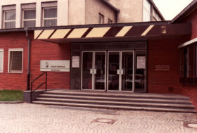 Eingang zur Tabakfabrik Hainburg, April 1983